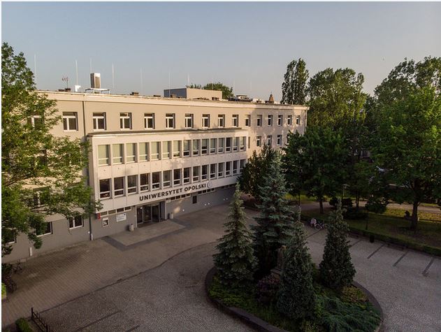 Wejście do budynku Uniwersytetu Opolskiego ul. Oleska
